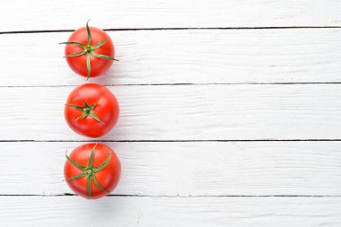 Eski arka plan üzerinde taze kırmızı domates. Üstten Görünüm. Ücretsiz kopya alanı.