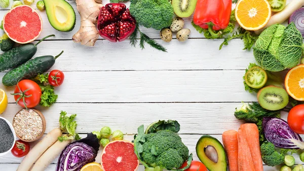 Legumes Frescos Frutas Fundo Madeira Branca Alimentos Orgânicos Saudáveis Vista — Fotografia de Stock