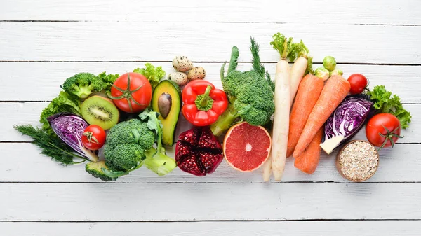 白色木制背景下的新鲜蔬菜和水果 健康有机食品 顶部视图 可用的复制空间 — 图库照片