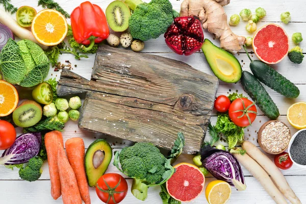Φρέσκα Λαχανικά Και Φρούτα Φόντο Άσπρο Ξύλινες Υγιεινών Βιολογικών Τροφίμων — Φωτογραφία Αρχείου