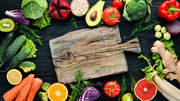 Φρέσκα Λαχανικά Και Φρούτα Βιολογικά Τρόφιμα Μαύρο Φόντο Ξύλινη Top — Φωτογραφία Αρχείου