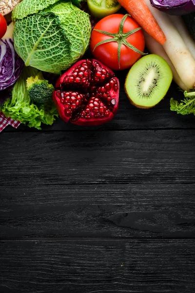 新鮮な野菜や果物 黒の木製の背景の有機食品 平面図です 無料コピーの領域 — ストック写真