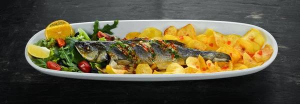 Truite Cuite Avec Pommes Terre Légumes Sur Fond Bois Vue — Photo