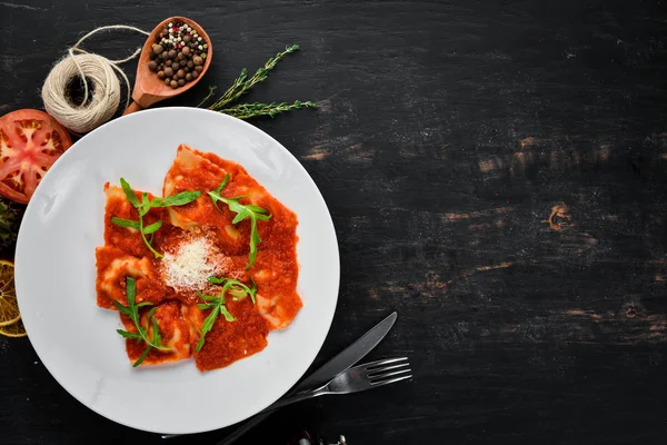 Classic Ravioli Tomato Sauce Parmesan Cheese Italian Cuisine Dumplings Plate — Stock Photo, Image