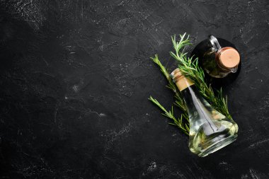 Yağ ve soya sosu siyah bir taş zemin üzerine. Üstten Görünüm. Metniniz için boş alan.