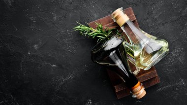 Yağ ve soya sosu siyah bir taş zemin üzerine. Üstten Görünüm. Metniniz için boş alan.