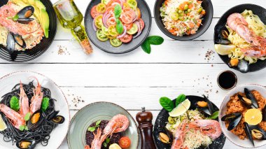 Beyaz bir arka plan üzerinde deniz ürünleri yemekleri kümesi. Makarna, bulgur, pirinç, kuskus. Üstten Görünüm. Metniniz için boş alan