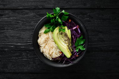 Pirinç avokado ve lahana. Sağlıklı gıda. Üstten Görünüm. Beyaz ahşap zemin üzerinde. Ücretsiz kopya alanı.