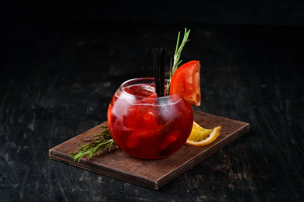 Pomidor Koktajlowy Gin Sok Żurawinowy Pomidory Lód Tle Drewnianych Widok — Zdjęcie stockowe