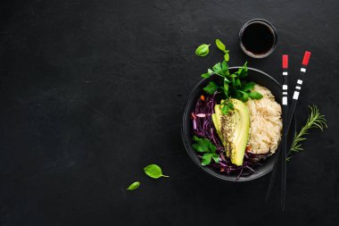 Pirinç avokado ve lahana. Sağlıklı gıda. Üstten Görünüm. Beyaz ahşap zemin üzerinde. Ücretsiz kopya alanı.