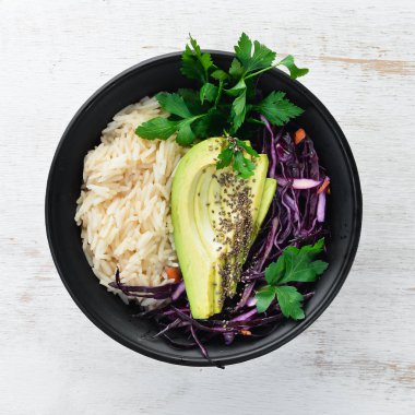 Pirinç avokado ve lahana. Sağlıklı gıda. Üstten Görünüm. Beyaz ahşap zemin üzerinde. Ücretsiz kopya alanı.