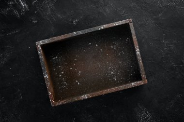 Eski ahşap kara kutu. Siyah taş arka plan üzerinde. Üstten Görünüm. Ücretsiz kopya alanı.