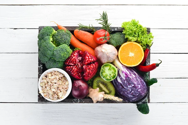 在白色木制背景的木箱中的新鲜蔬菜和水果 有机食品 顶部视图 可用的复制空间 — 图库照片