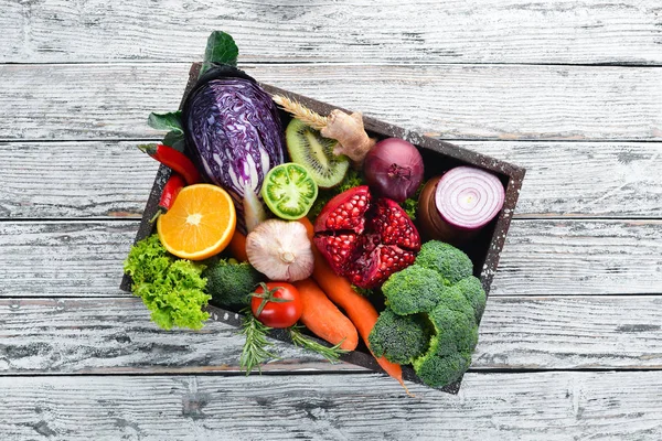 Φρέσκα Λαχανικά Και Φρούτα Ένα Ξύλινο Κουτί Λευκό Φόντο Ξύλινη — Φωτογραφία Αρχείου