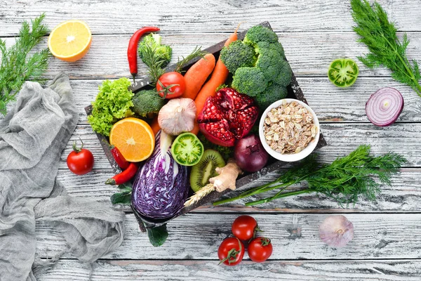 Verduras Frescas Frutas Una Caja Madera Sobre Fondo Madera Blanco —  Fotos de Stock