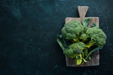 Brokoli. Beyaz ahşap bir masa üzerinde taze yeşil brokoli. Üstten Görünüm. Ücretsiz kopya alanı.