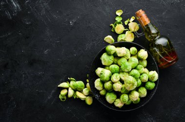 Siyah bir zemin üzerine taze Brüksel lahana. Sebze. Üstten Görünüm. Metniniz için boş alan.