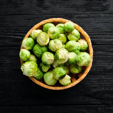 Siyah bir zemin üzerine taze Brüksel lahana. Sebze. Üstten Görünüm. Metniniz için boş alan.