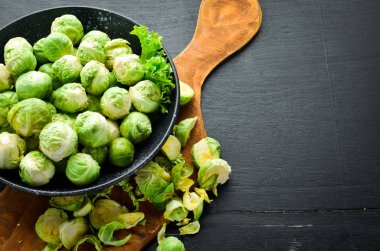 Siyah bir zemin üzerine taze Brüksel lahana. Sebze. Üstten Görünüm. Metniniz için boş alan.