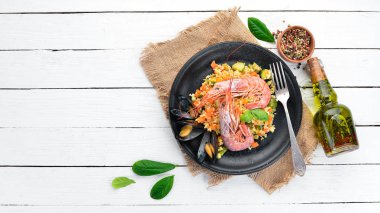 Bulgur karides, midye ve sebze. Eski arka plan üzerinde. Üstten Görünüm. Metniniz için boş alan.