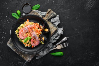 Bulgur karides, midye ve sebze. Eski arka plan üzerinde. Üstten Görünüm. Metniniz için boş alan.