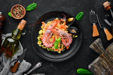 Bulgur karides, midye ve sebze. Eski arka plan üzerinde. Üstten Görünüm. Metniniz için boş alan.