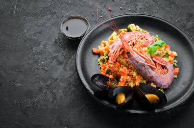 Bulgur karides, midye ve sebze. Eski arka plan üzerinde. Üstten Görünüm. Metniniz için boş alan.