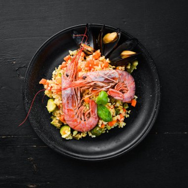 Bulgur karides, midye ve sebze. Eski arka plan üzerinde. Üstten Görünüm. Metniniz için boş alan.