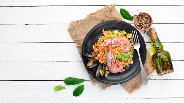 Bulgur karides, midye ve sebze. Eski arka plan üzerinde. Üstten Görünüm. Metniniz için boş alan.