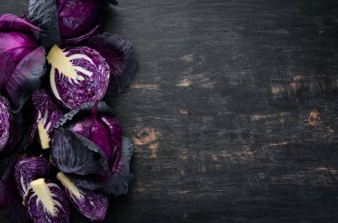 Taze lahana. Mor lahana siyah bir arka plan. Organik gıda. Üstten Görünüm. Metniniz için boş alan.