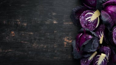 Taze lahana. Mor lahana siyah bir arka plan. Organik gıda. Üstten Görünüm. Metniniz için boş alan.