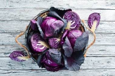 Mor lahana mezarda. Organik gıda. Üstten Görünüm. Metniniz için boş alan.