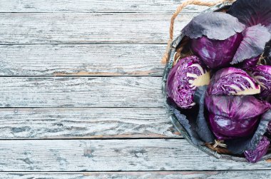 Mor lahana mezarda. Organik gıda. Üstten Görünüm. Metniniz için boş alan.