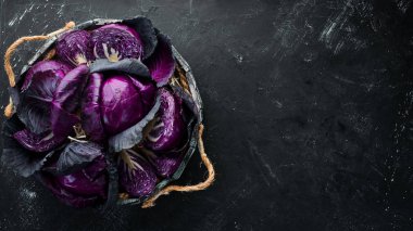 Mor lahana mezarda. Organik gıda. Üstten Görünüm. Metniniz için boş alan.