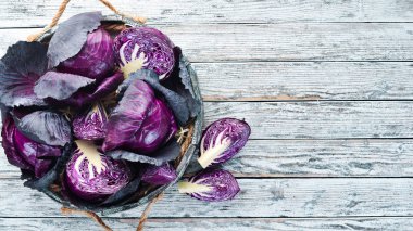 Mor lahana mezarda. Organik gıda. Üstten Görünüm. Metniniz için boş alan.