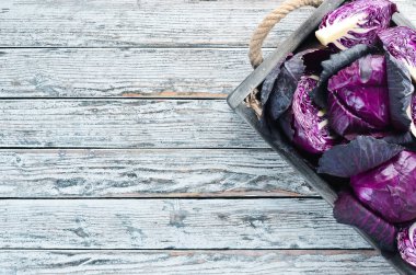 Mor lahana mezarda. Organik gıda. Üstten Görünüm. Metniniz için boş alan.