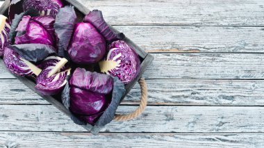 Mor lahana mezarda. Organik gıda. Üstten Görünüm. Metniniz için boş alan.