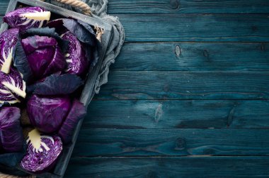 Mor lahana mezarda. Organik gıda. Üstten Görünüm. Metniniz için boş alan.