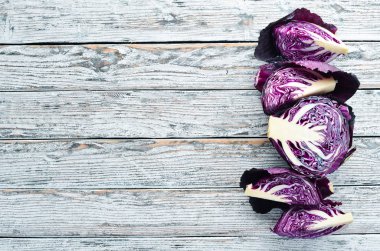 Kırmızı lahana. Mor lahana beyaz ahşap zemin üzerinde. Organik gıda. Üstten Görünüm. Metniniz için boş alan.