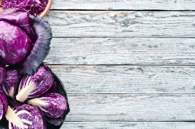 Kırmızı lahana. Mor lahana beyaz ahşap zemin üzerinde. Organik gıda. Üstten Görünüm. Metniniz için boş alan.