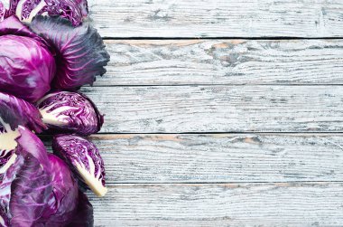 Kırmızı lahana. Mor lahana beyaz ahşap zemin üzerinde. Organik gıda. Üstten Görünüm. Metniniz için boş alan.
