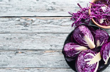 Kırmızı lahana. Mor lahana beyaz ahşap zemin üzerinde. Organik gıda. Üstten Görünüm. Metniniz için boş alan.