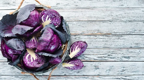 Mor lahana mezarda. Organik gıda. Üstten Görünüm. Metniniz için boş alan.