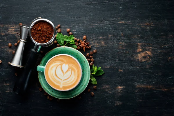 Cappuccino Kopi Dengan Susu Pada Latar Belakang Kayu Putih Pemandangan — Stok Foto