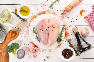 Baharat ve otlar ile çiğ tavuk göğsü. Barbekü. Siyah taş arka plan üzerinde. Üstten Görünüm. Ücretsiz kopya alanı.