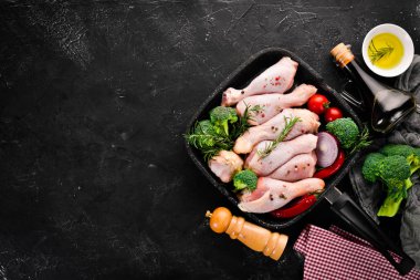 Çiğ tavuk budu ve baharat ve otlar. Barbekü. Beyaz ahşap zemin üzerinde. Üstten Görünüm. Ücretsiz kopya alanı.