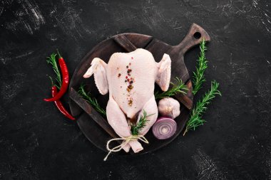 Çiğ tavuk sebze ve baharatlar ile. Barbekü. Beyaz ahşap zemin üzerinde. Üstten Görünüm. Ücretsiz kopya alanı.