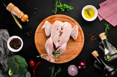 Çiğ tavuk sebze ve baharatlar ile. Barbekü. Beyaz ahşap zemin üzerinde. Üstten Görünüm. Ücretsiz kopya alanı.