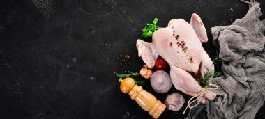 Çiğ tavuk sebze ve baharatlar ile. Barbekü. Beyaz ahşap zemin üzerinde. Üstten Görünüm. Ücretsiz kopya alanı.