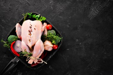 Çiğ tavuk sebze ve baharatlar ile. Barbekü. Beyaz ahşap zemin üzerinde. Üstten Görünüm. Ücretsiz kopya alanı.